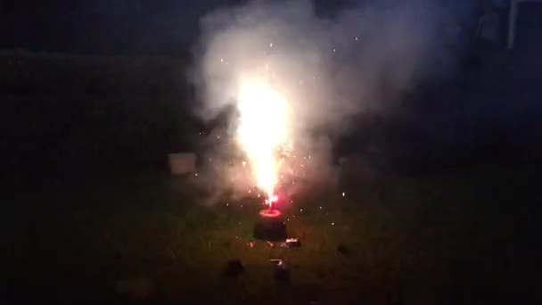 Взрывной пиротехнический фейерверк — стоковое видео