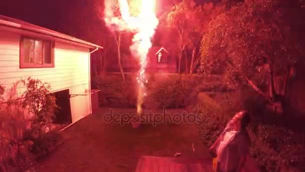 Man lancering vuurwerk explosief pyrotechnische in slow motion in eigen achtertuin — Stockvideo