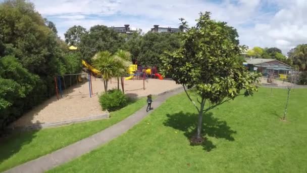 Famille pratiquant le pilotage d'un drone dans un parc — Video