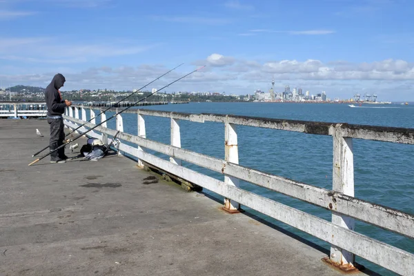 Rybak połowów od Okahu bay wharf Auckland — Zdjęcie stockowe