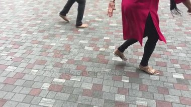 Hint insanlar yavaş hareket sokakta dans