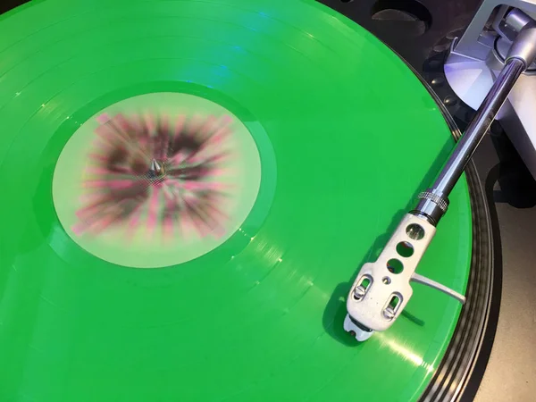 Turntable with green vinyl record — Stock Photo, Image