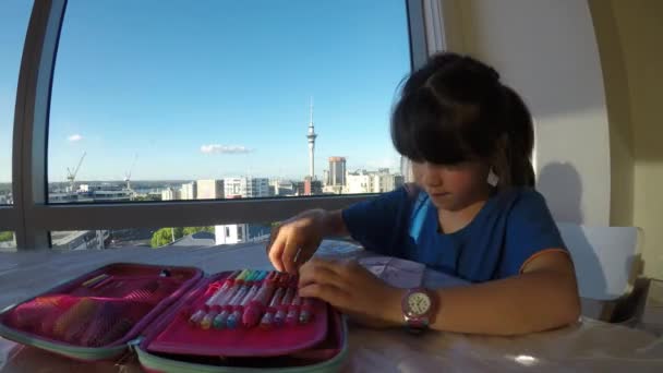 Молода дівчина створює твори мистецтва вдома — стокове відео