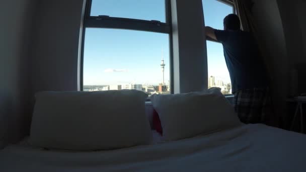 Verveeld man leest een boek in bed — Stockvideo