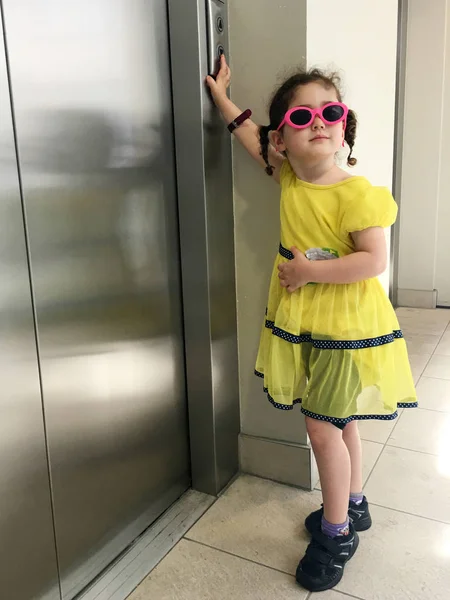 Niña de moda esperando el ascensor — Foto de Stock