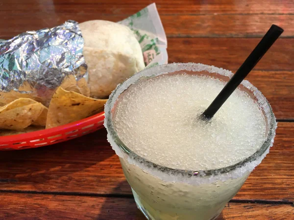 Tequila drankje geserveerd met Burrito en Nachos — Stockfoto