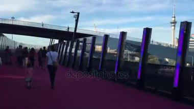Auckland - Des 02 2017:Traffic Auckland pembe Lightpath zaman tur üzerinde. 2016 yılında dünya mimarlık Festivali'nde Te Ara I Whiti, Aucklands pembe Lightpath, Berlin'de onun yıllık Ödülleri'nde aktarım kategorisi kazananı olarak duyurdu.