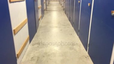 POV kişinin endüstriyel tanınmaz halde self depolama yer kapılardan dolu yürüyor.