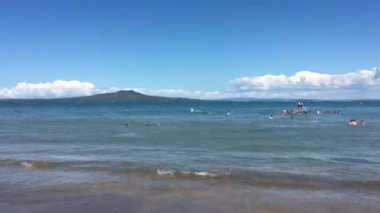 Auckland - 03 Aralık 2017: Zaman atlamalı insan sahiptir güneşli gün north shore Auckland, Yeni Zelanda. Auckland bölge sıcaklık herhangi bir aşırı olmadan sıcak, kıyı iklim sahiptir.