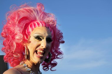 Gülen mutlu travesti