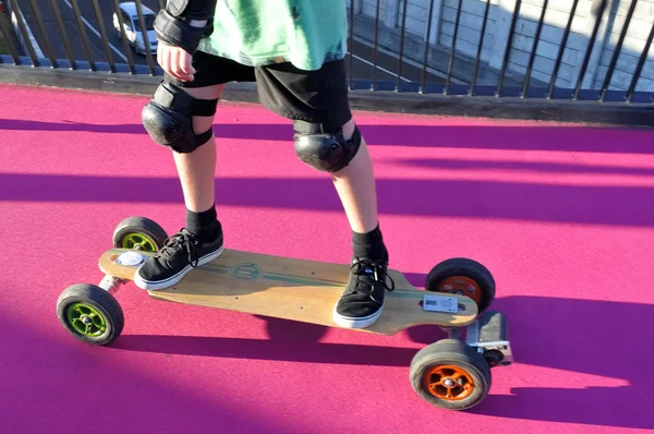 Männerbeine fahren auf einem Elektro-Skateboard — Stockfoto