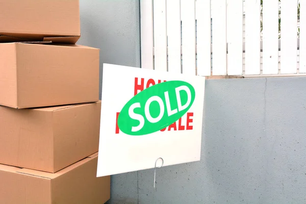Casa en venta signo con etiqueta engomada vendida cubriéndolo —  Fotos de Stock