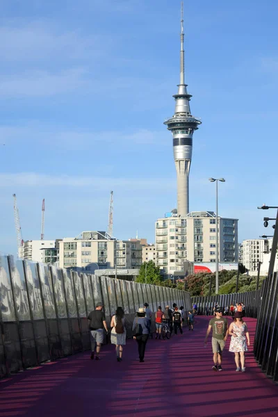 Traffic on Auckland pink Lightpath — Stock Photo, Image