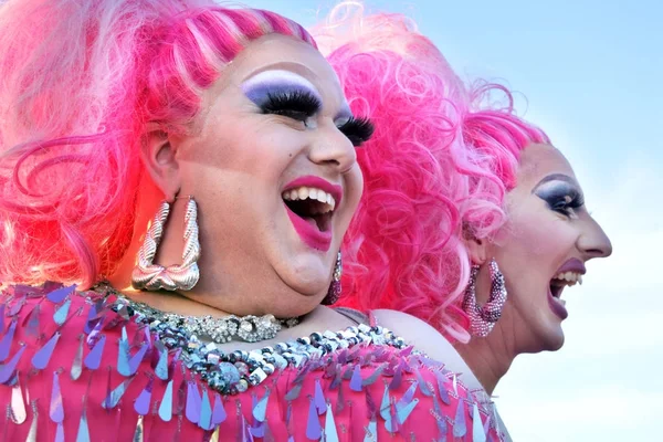 Happy Drag queens laughing — Stock Photo, Image