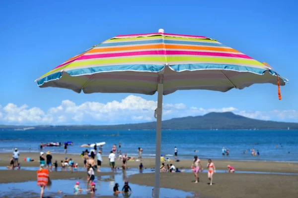 Kleurrijke parasol op een zonnige zomerdag — Stockfoto