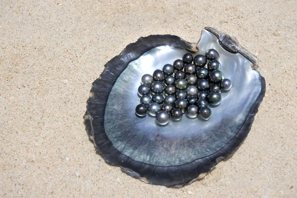 Plana vista laica de excelentes perlas negras de tahitiano redondo — Foto de Stock