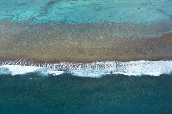 Veduta aerea del paesaggio dell'atollo di corallo di Rarotonga nell'isola di Cook — Foto Stock