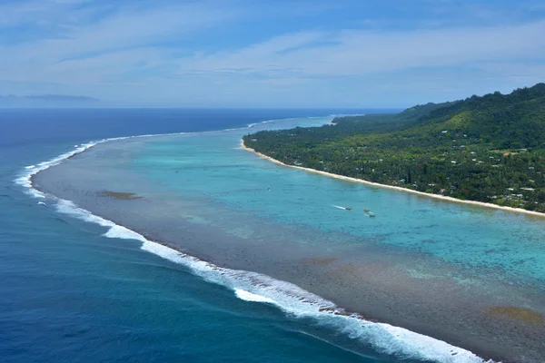 Vista aérea da paisagem do atol de coral Rarotonga no Cook Islan — Fotografia de Stock