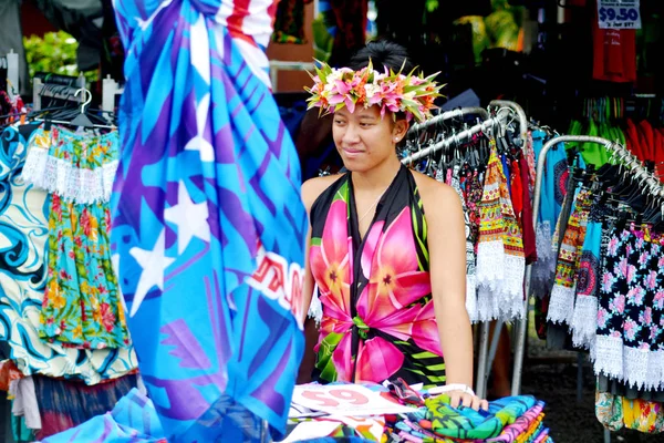 Pacific Islander femme vente chiffons à Punanga Nui Market Raroton — Photo