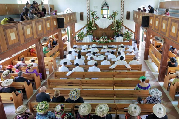 库克岛民在库克群岛基督教会阿瓦鲁阿 Raro 祈祷 — 图库照片