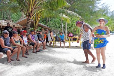 Turist enjoing kültürel Haritayı Koromiri ada Rarotonga co