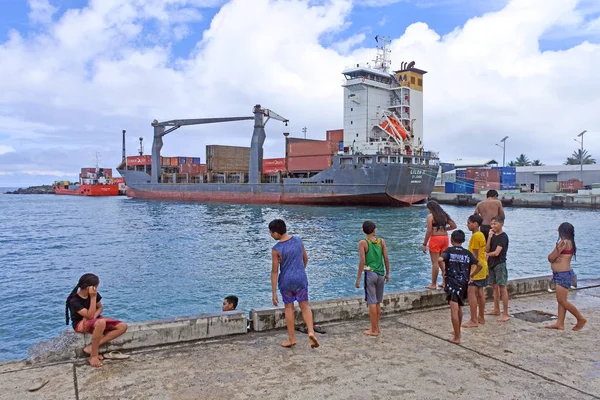 Los jóvenes de las Islas Cook pasan el rato en Puerto de Avatiu Rarotonga Cook I — Foto de Stock