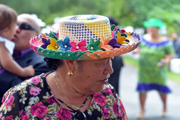 หญิงชาวเกาะคุกกี้สวมหมวก Rito ใน Avarua Rarotonga — ภาพถ่ายสต็อก