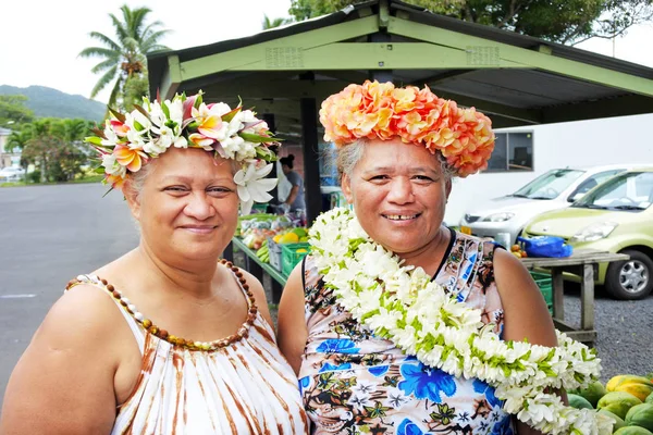 Feliz maduro Cook Islander mulher sorri para a câmera — Fotografia de Stock