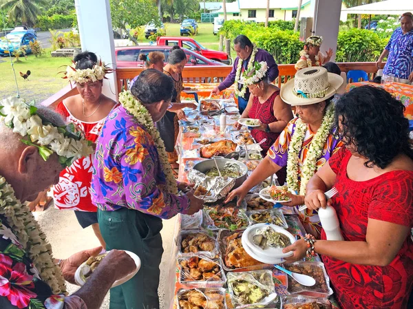 Cook Adası insanların geleneksel gıda Rarotonga Isl içinde yemek yemek. — Stok fotoğraf