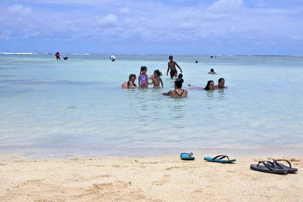Cook Islanders famílias durante as férias de verão da escola em Rarotong — Fotografia de Stock