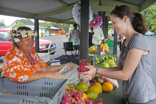 Giovane donna turistica acquistare prodotti freschi da maturo Cook Islander — Foto Stock