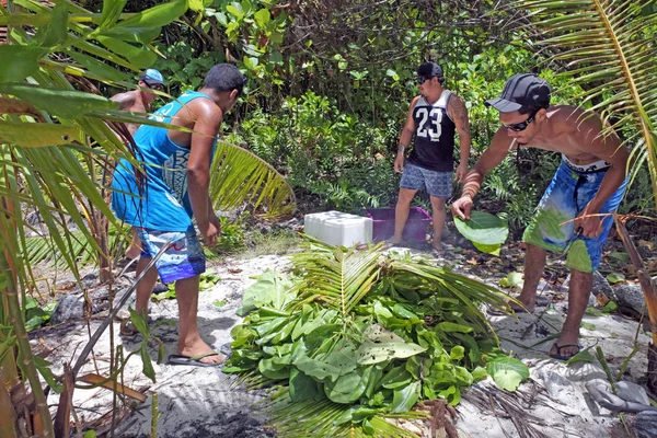 Koken eilandbewoners mannen koken voedsel in aarde oven in Rarotonga koken — Stockfoto