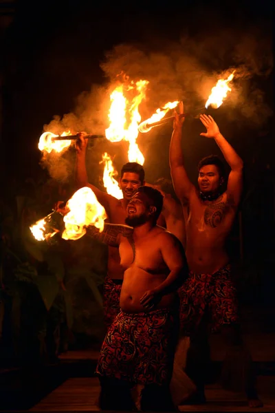 Cook uomini isolani fuoco ballare a Rarotonga Isole Cook — Foto Stock