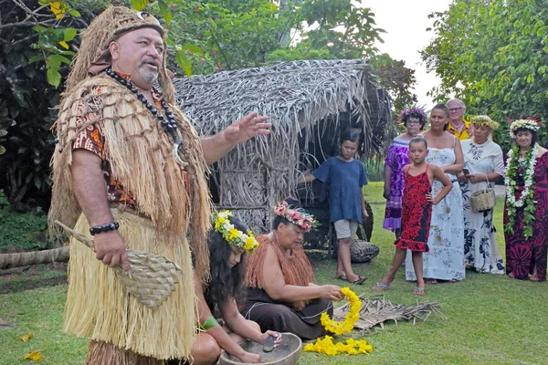 Koken Islander man Welkom toeristen een Maori dorp in Rarotonga — Stockfoto
