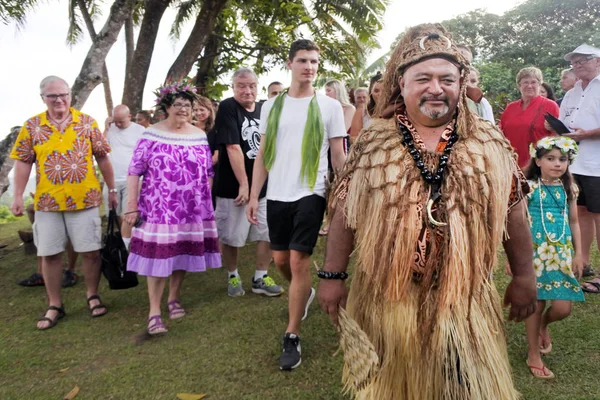 Hombre de las Islas Cook principales turistas occidentales en Rarotonga Isla Cook — Foto de Stock