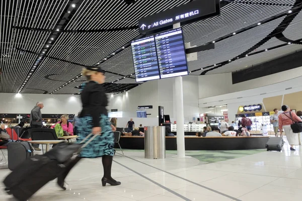 Air New Zealand flight attendant passing through the new Aucklan — Stock Photo, Image