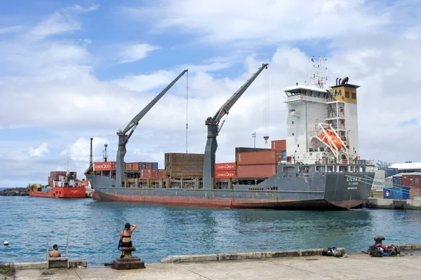 Грузовой корабль разгружает грузы в порту Аватиу Раротонга Кук Ислан — стоковое фото
