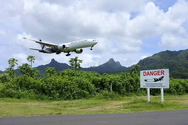 Air New Zealand Boeing 777 landing at Rarotonga International Ai — Stock Photo, Image