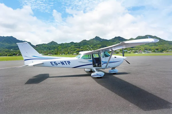 Cessna 172 Skyhawk en Rarotonga Aeropuerto Islas Cook — Foto de Stock