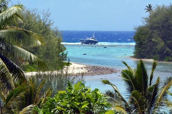 Grounding of a domestic longline fishing boat on a reef in Rarot — Stock Photo, Image