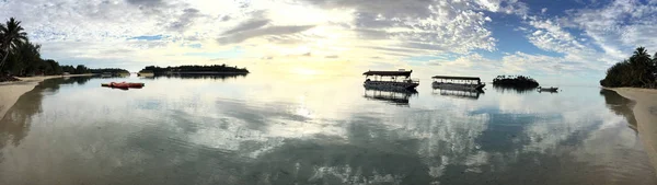 Panoramisch landschapsmening van Muri lagune bij dageraad in Rarotonga Coo — Stockfoto