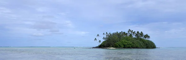Панорамный вид на островок в лагуне Мури в Раротонге — стоковое фото