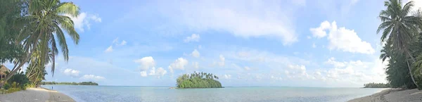 Панорамний краєвид подання острівець в місті Muri лагуни в Rarotonga є — стокове фото