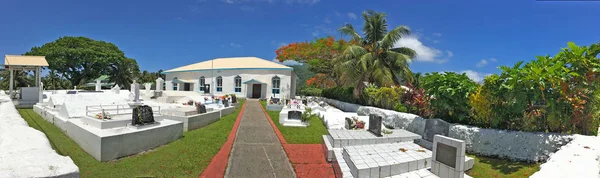 Панорамний краєвид подання Arorangi церкви в Rarotonga Кука є — стокове фото