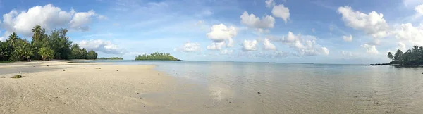 Panoramic landscape view of Muri lagoon at midday in Rarotonga, — Stock Photo, Image