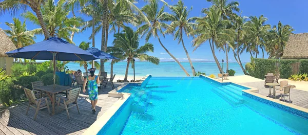 Turist rahatlatıcı bir tatil olarak Cook Adaları Rarotonga — Stok fotoğraf