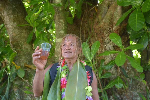 Szakács Islander kifejti a Noni Juice előnyeit öko-túra — Stock Fotó