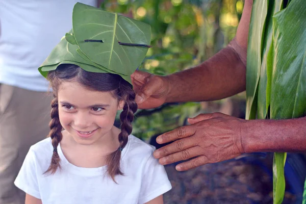 クック諸島 作ったツリー葉観光女の子 エコ観光ツアーでラロトンガ島クック諸島の中に帽子を準備します 実在の人物 コピー スペース — ストック写真