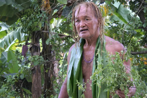 Cook Islander explains about the local nature on Eco tourism tou — Stock Photo, Image