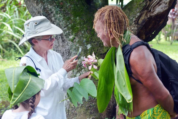 Cook Islander explains to a western tourists about the local nat — Stock Photo, Image